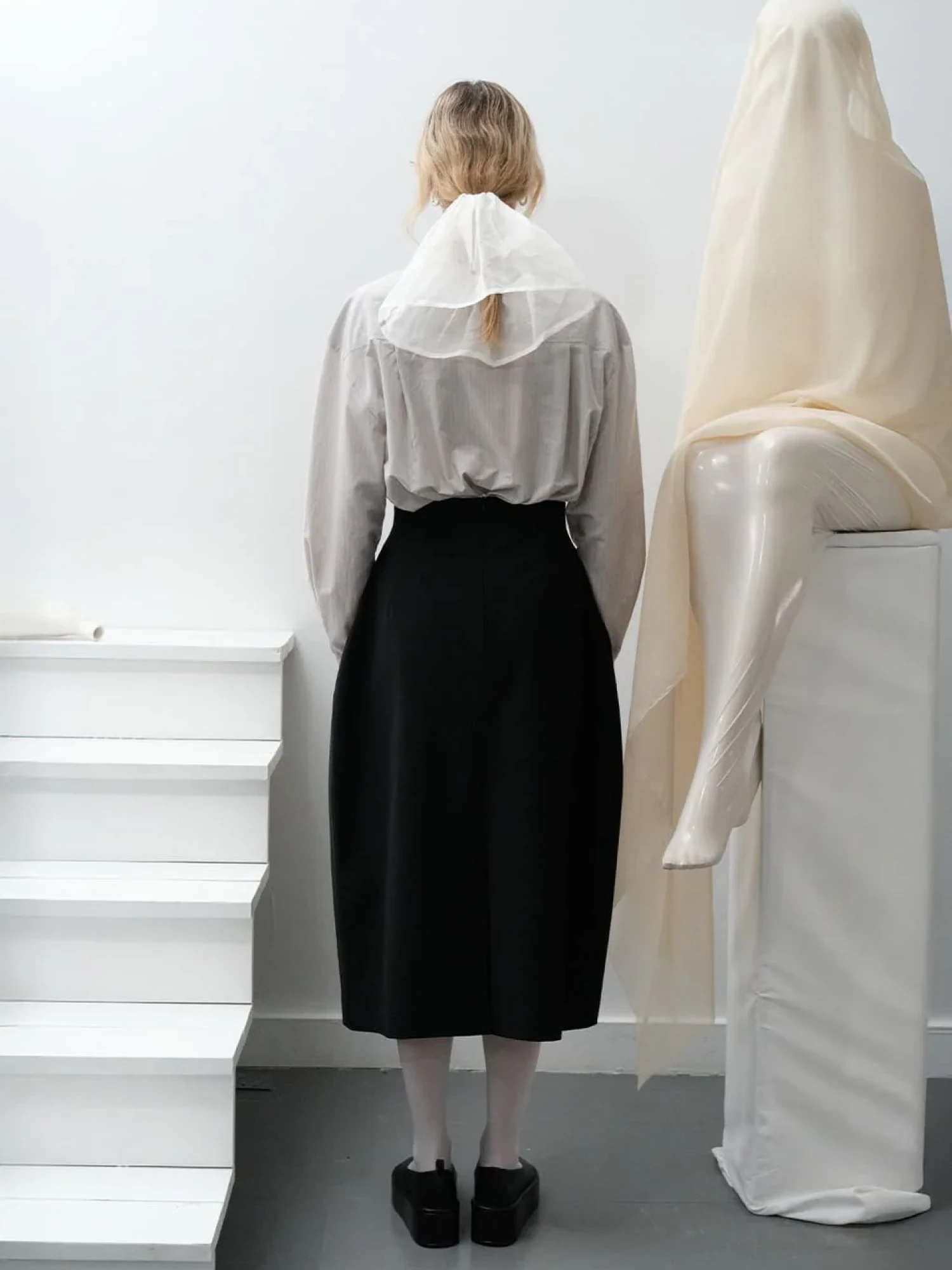 Женская юбка AMOMENTO Curved Silhouette Black