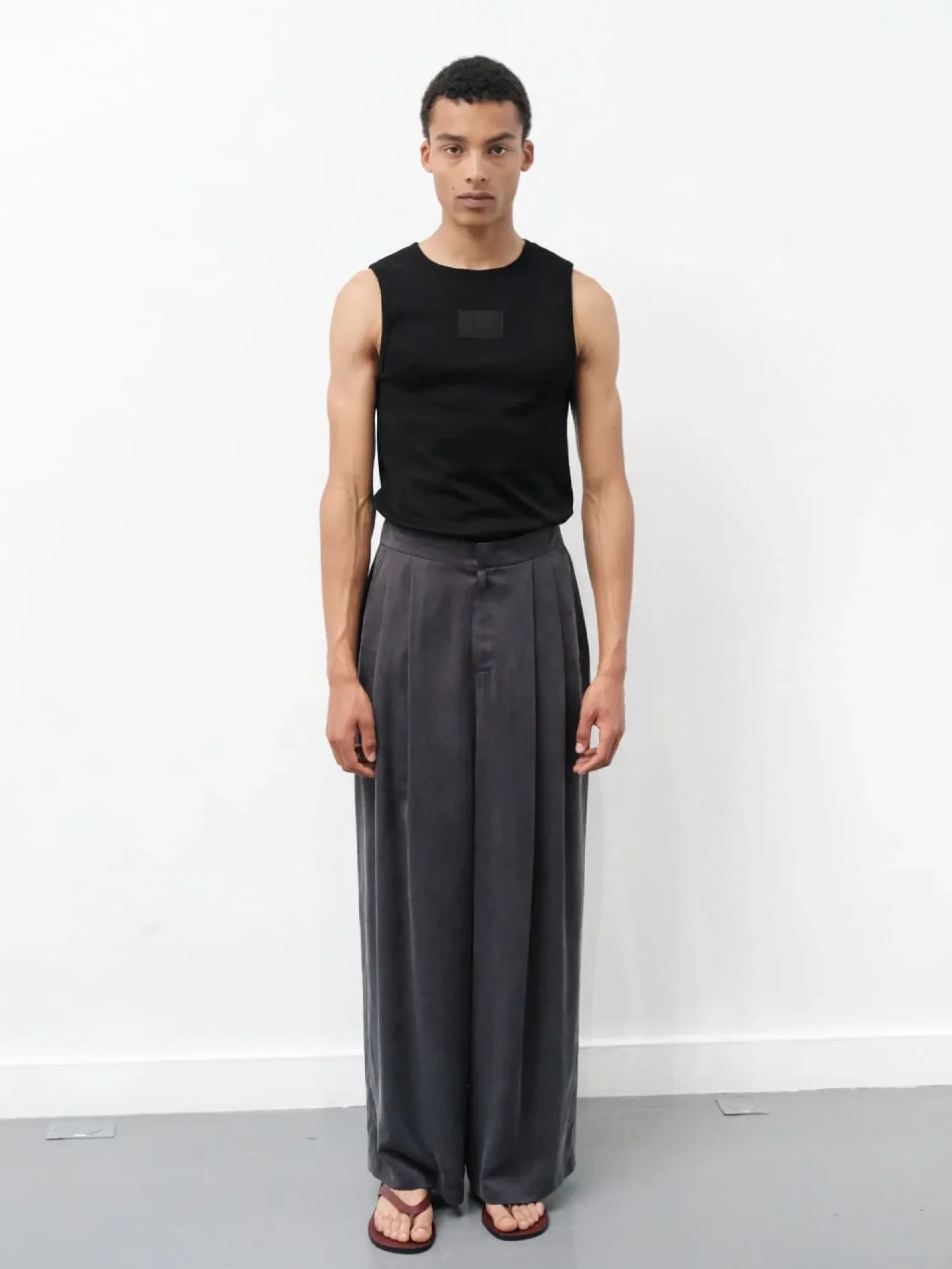 Брюки AMOMENTO Cupro Two Tuck Pants Charcoal