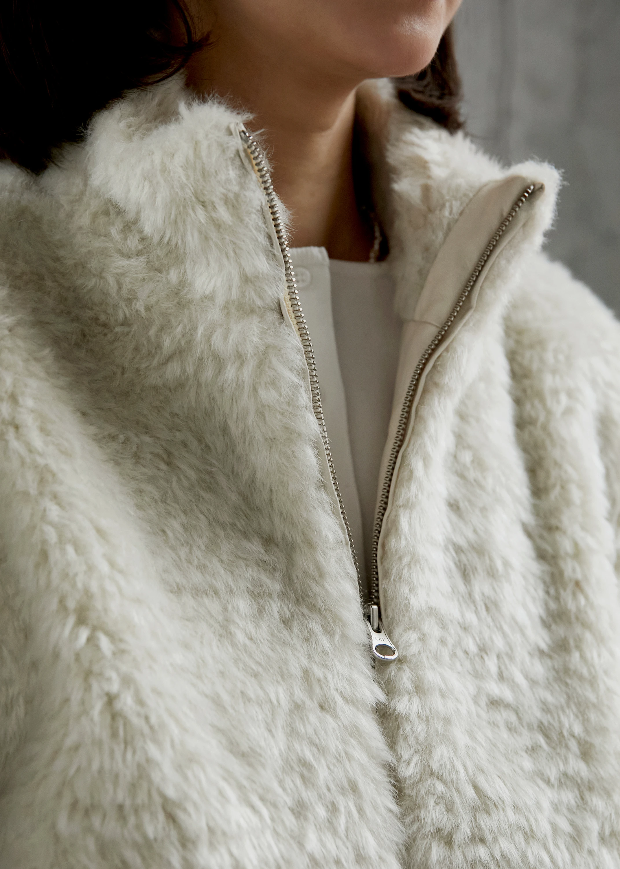 Женская флисовая куртка AMOMENTO Hairy Fur Blouson Ivory