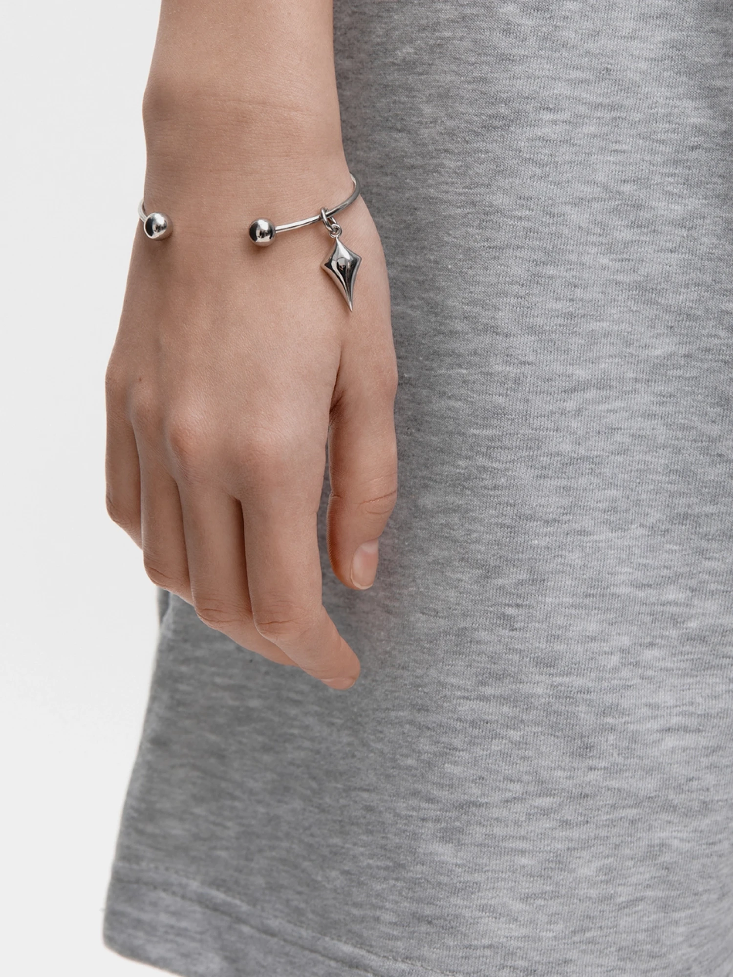 Браслет с подвеской OMUT Diamond