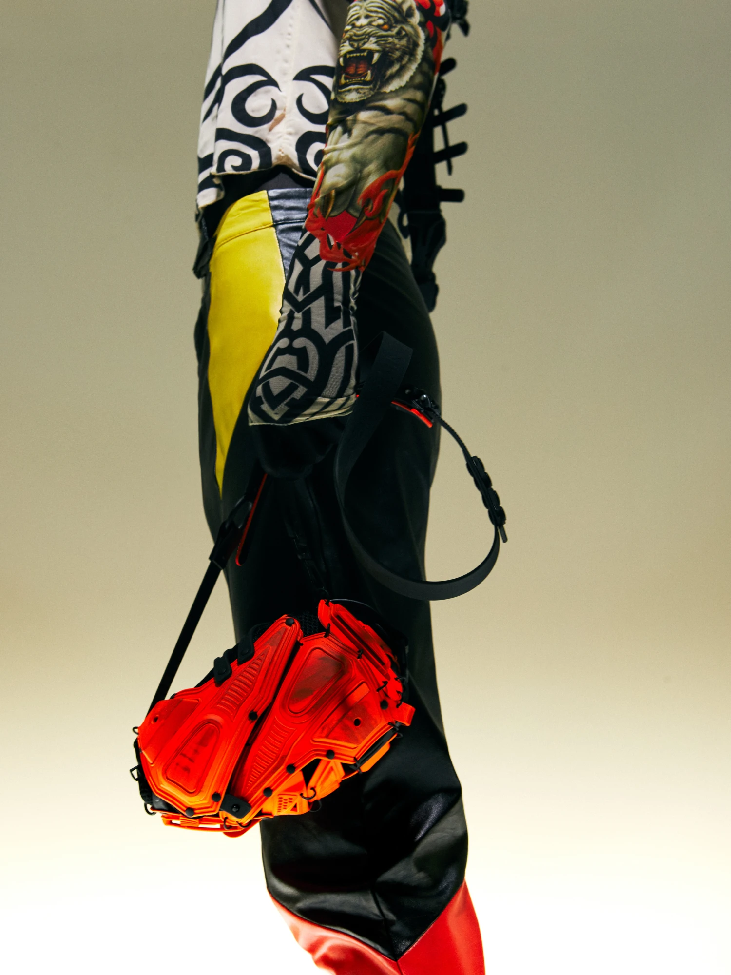 Сумка INNERRAUM Object I02 Clutch / Crossbody Distressed Neon