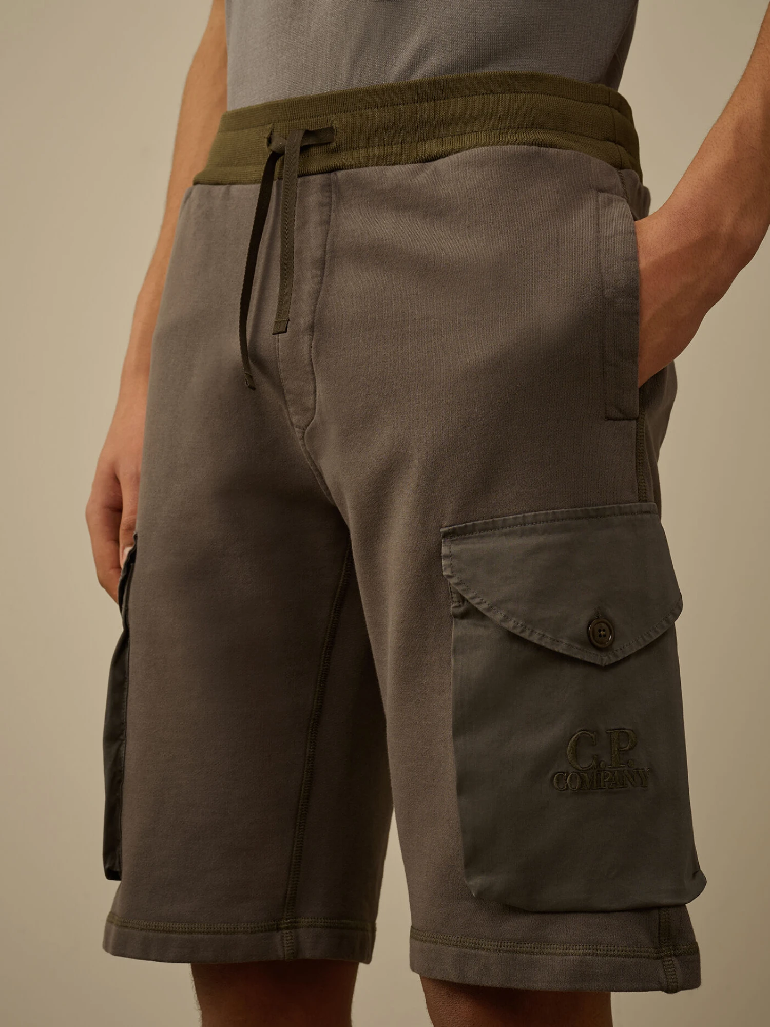 Шорты C.P. Company Diagonal Fleece Mixed Cargo Smoked Pearl