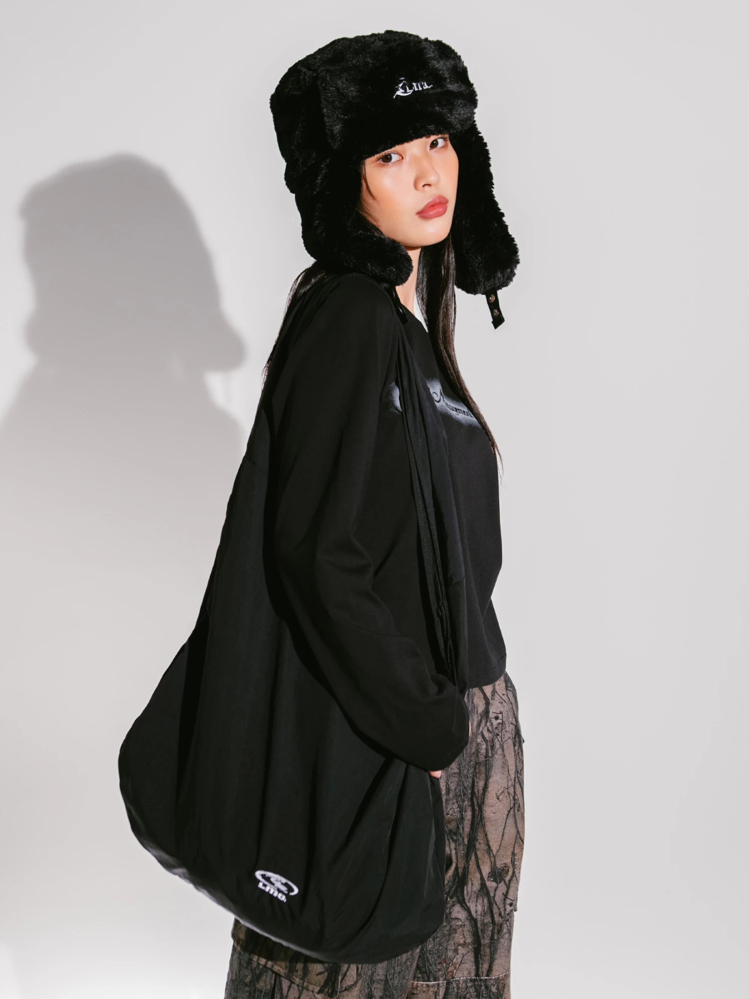 Сумка LMC Oval Globe Curved Cross Bag Black