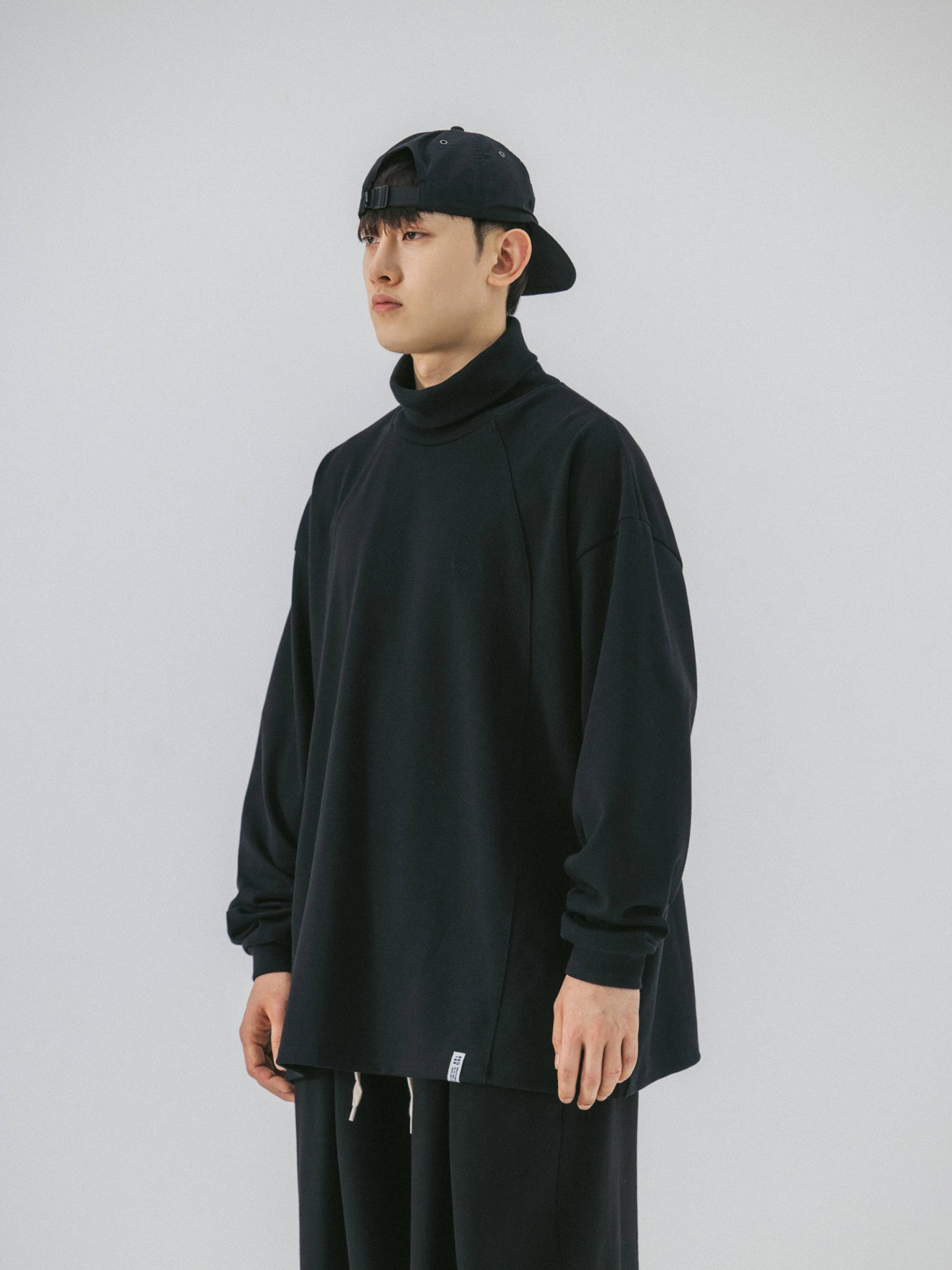 Лонгслив ANGLAN Oval Incision Turtle Neck Longsleeve Black