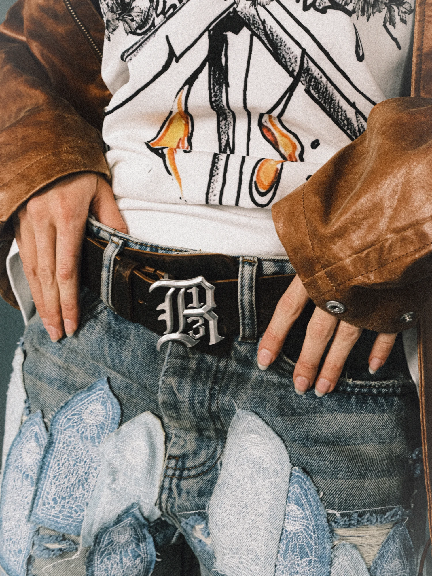 Джинсы WHO DECIDES WAR Patched Arch Repaired Blowout Denim