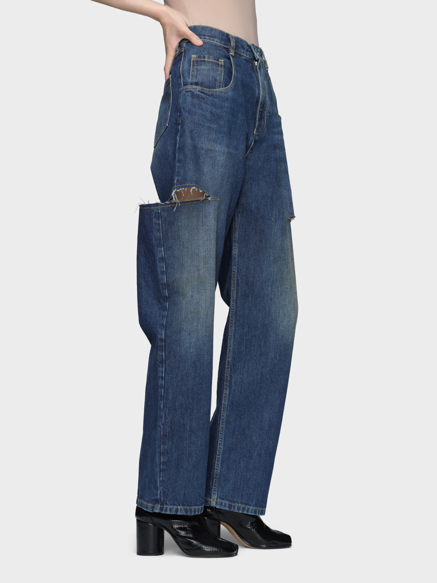 Женские джинсы Maison Margiela Cut-Out Washed Indigo