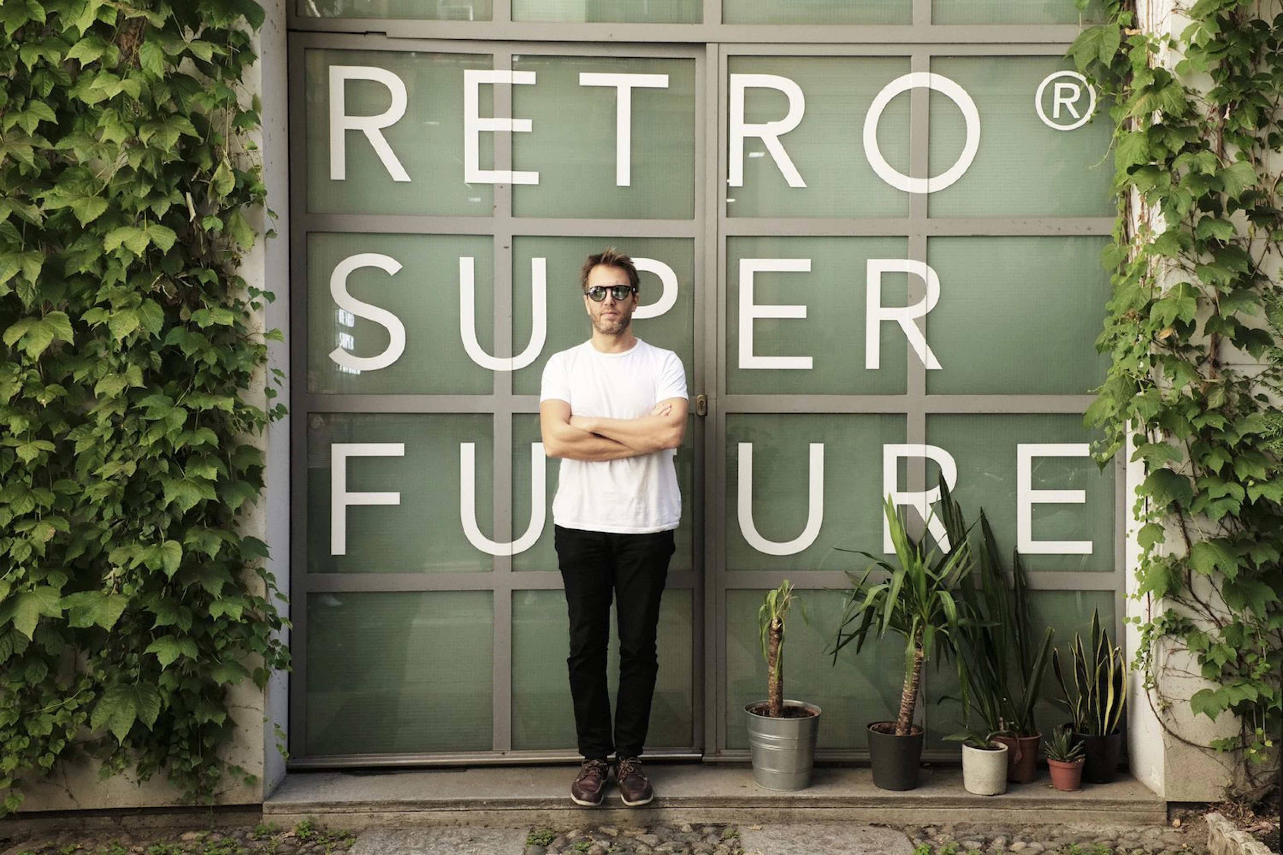 История RETROSUPERFUTURE