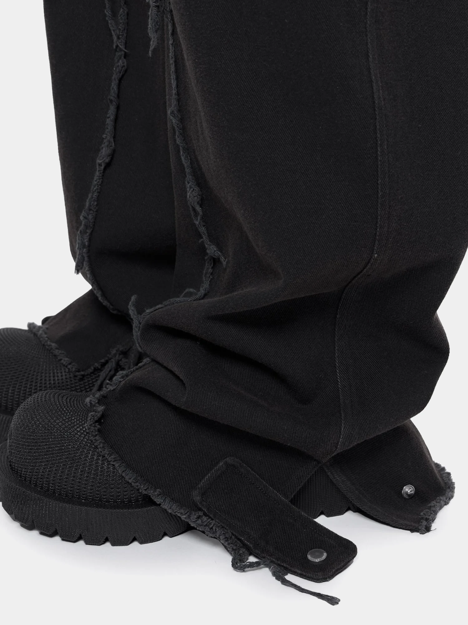 Джинсы ARNODEFRANCE Raw Edge Baggy Washed Black
