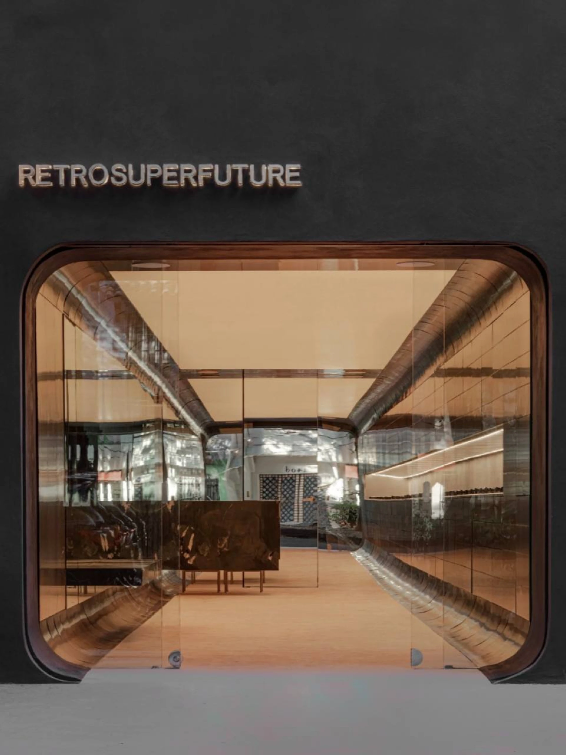История RETROSUPERFUTURE