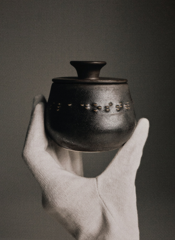 Добро на языке Брайля: Studio Slow x 01001LAB