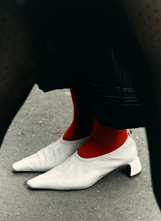 Острофеминные детали и деконструкция — фоторепортаж перед Ottolinger FW’25