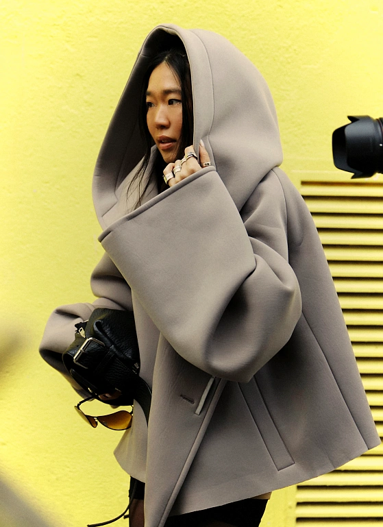 Острофеминные детали и деконструкция — фоторепортаж перед Ottolinger FW’25