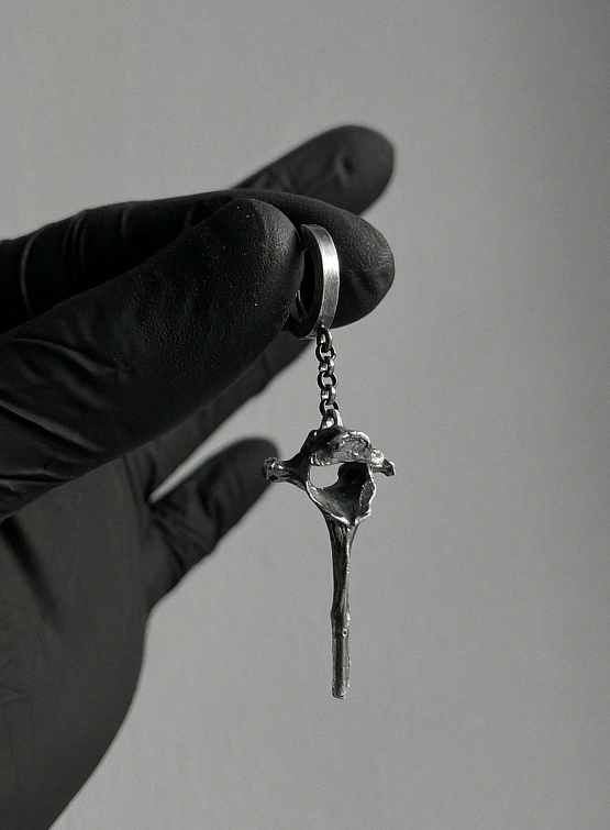 Моносерьга Rhoe Bermat Totem Bone Black