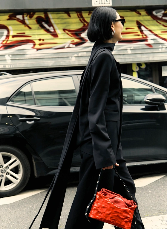 Острофеминные детали и деконструкция — фоторепортаж перед Ottolinger FW’25