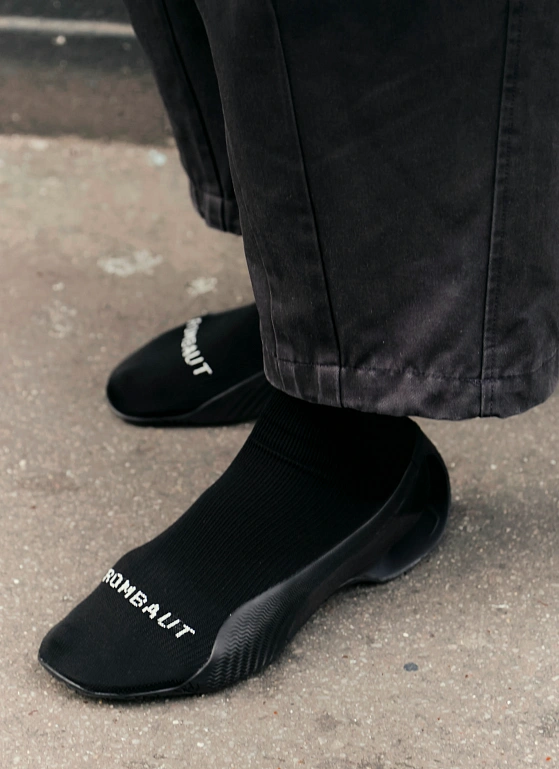 Острофеминные детали и деконструкция — фоторепортаж перед Ottolinger FW’25