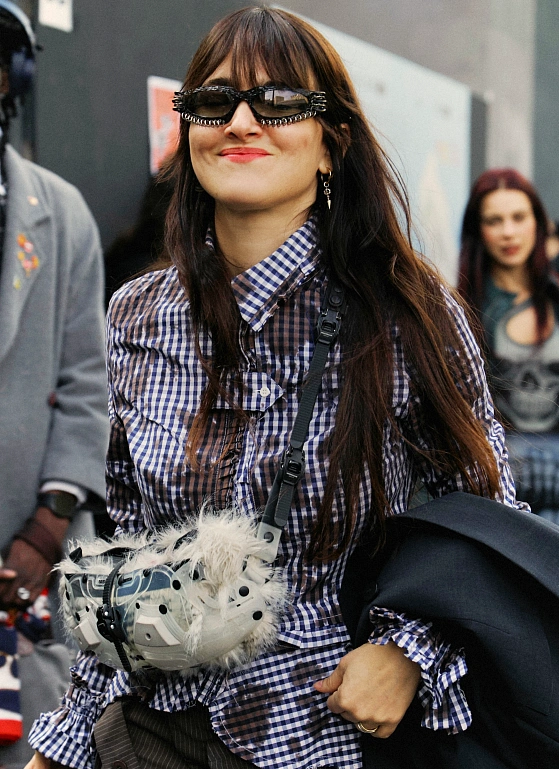 Острофеминные детали и деконструкция — фоторепортаж перед Ottolinger FW’25