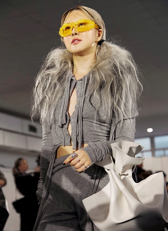 Острофеминные детали и деконструкция — фоторепортаж перед Ottolinger FW’25