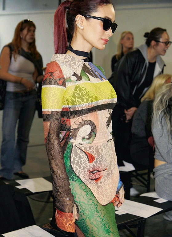 Острофеминные детали и деконструкция — фоторепортаж перед Ottolinger FW’25