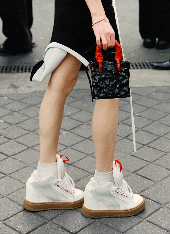 Острофеминные детали и деконструкция — фоторепортаж перед Ottolinger FW’25