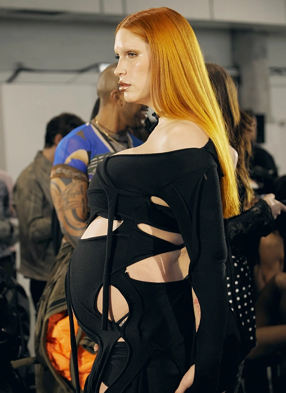 Острофеминные детали и деконструкция — фоторепортаж перед Ottolinger FW’25