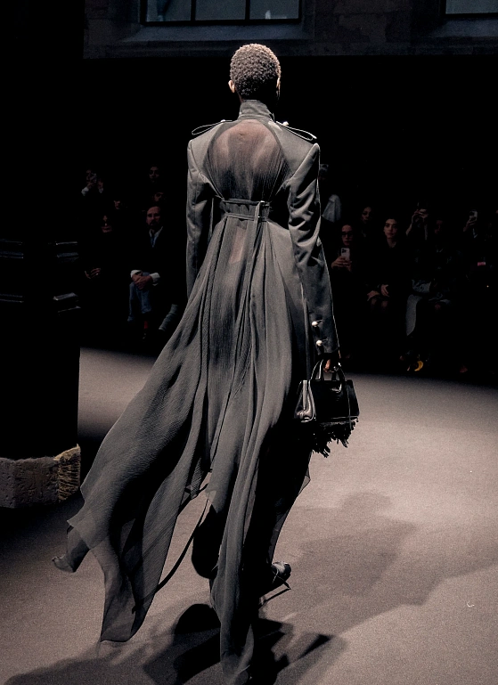 Романтика во мраке: показ Ann Demeulemeester SS’26