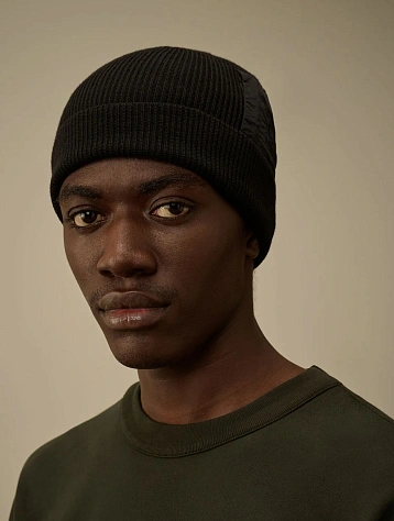 Шапка C.P. Company Extrafine Merino Wool Zip Pocket Black