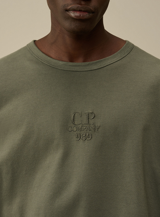Лонгслив C.P. Company 20/1 Jersey Boxy Logo Grape Leaf