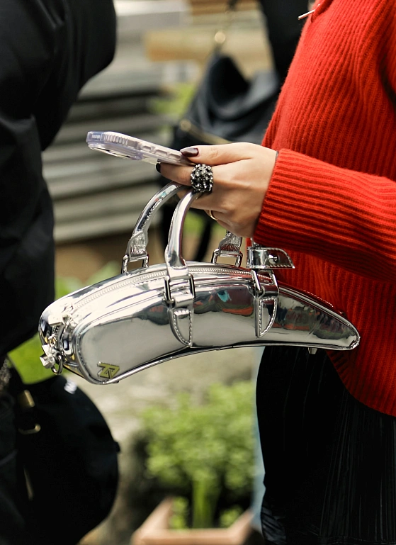 Острофеминные детали и деконструкция — фоторепортаж перед Ottolinger FW’25