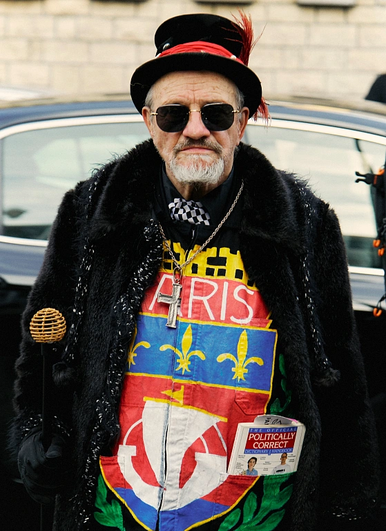 Острофеминные детали и деконструкция — фоторепортаж перед Ottolinger FW’25