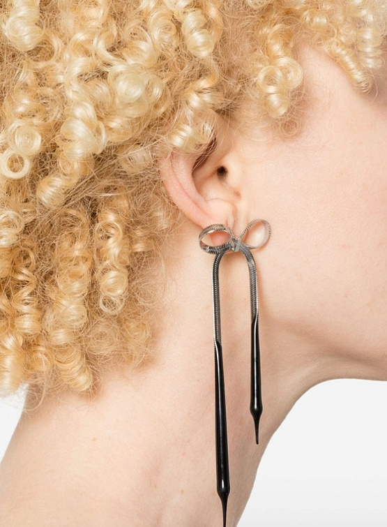 Серьги Ottolinger Laced Bow Earring Silver/Black