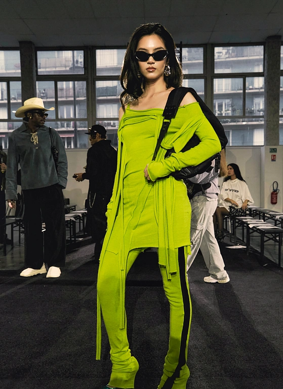 Острофеминные детали и деконструкция — фоторепортаж перед Ottolinger FW’25