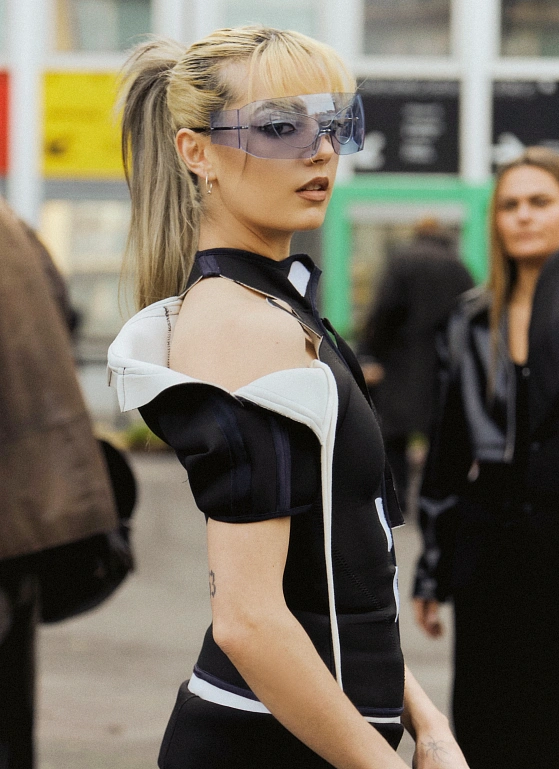 Острофеминные детали и деконструкция — фоторепортаж перед Ottolinger FW’25